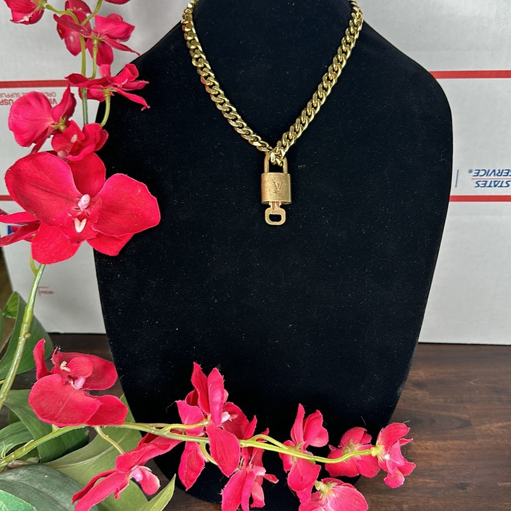 ♥️🔐 Louis Vuitton Lock & Key Necklace ⚜️♥️ - Picture 1 of 3
